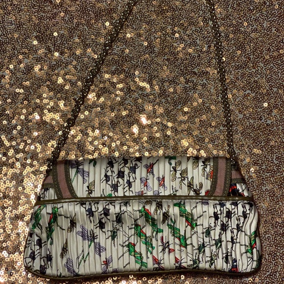 GUCCI RARE small silk “fauna” clutch with gold chain and bug charm. - Picture 2 of 10
